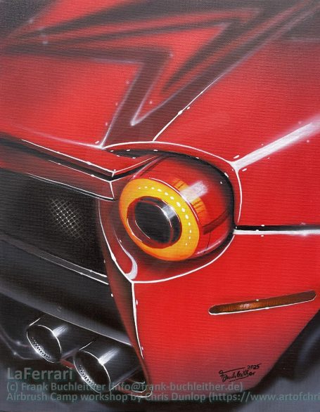 Rotes Sportauto mit markanten Rücklichtern und Auspuffrohren.