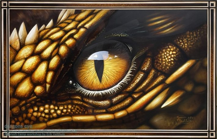Nahaufnahme eines drachenartigen Auges mit goldenem Schimmer und scharfen Pupillen.