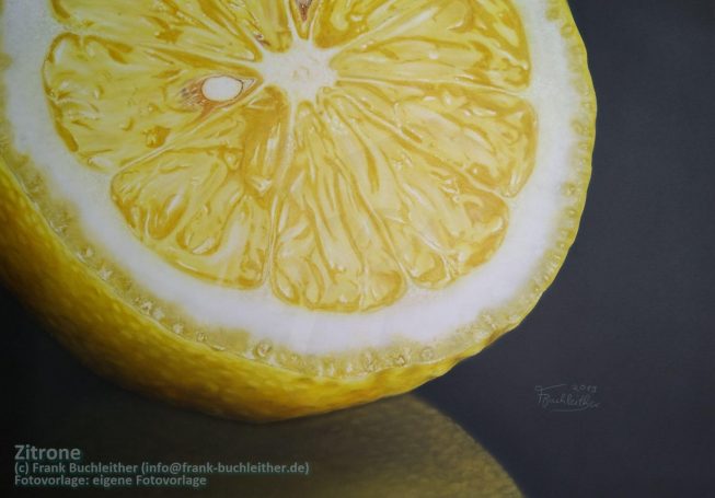 Eine halbierte Zitrone mit leuchtend gelber Schale und saftigem Fruchtfleisch.
