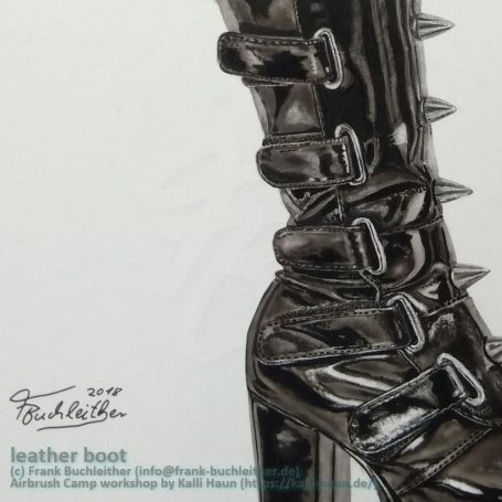 Schwarzer, glänzender Lederstiefel mit Schnallen und spitz zulaufenden Nägeln.