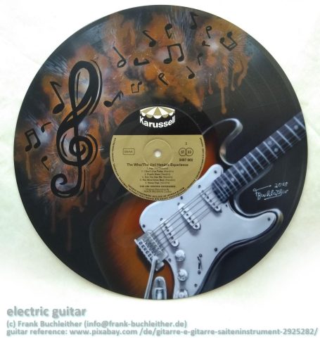 Schallplatte mit E-Gitarre und musikalischen Noten auf einem künstlerischen Hintergrund.