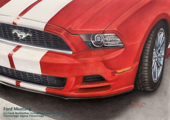 Roter Ford Mustang mit weißen Streifen, sportliches Design und markante Frontscheinwerfer.