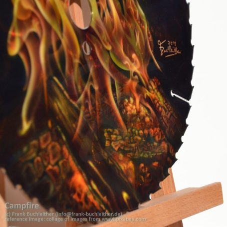 Eine kreisförmige Sägeblatt-Dekoration mit bunten Flammenmotiven.