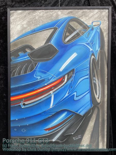 Blauer Sportwagen mit dynamischen Linien und leuchtenden Rücklichtern aus der Seitenansicht.