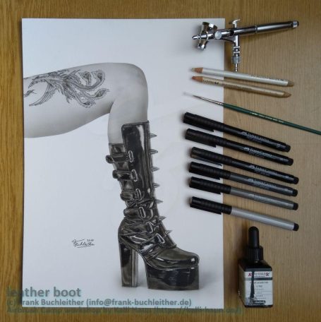 Schwarze, glänzende Stiefel mit absatz, umgeben von Zeichenmaterialien und einem Skizze.