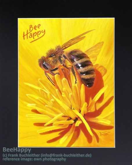 Mit Pastell gemaltes Bild auf dem eine Biene auf einer gelben Blume, umgeben von leuchtenden Blütenblättern zu sehen ist.