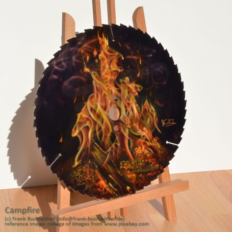 Eine kreisförmige Sägeblatt-Dekoration mit bunten Flammenmotiven.