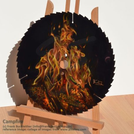 Eine kreisförmige Sägeblatt-Dekoration mit bunten Flammenmotiven.