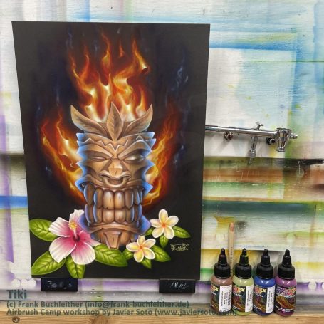 Ein Tiki-Motiv mit Flammen, umgeben von Blumen auf einem künstlerischen Hintergrund.