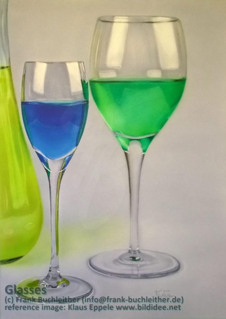 Zwei Gläser mit bunten Getränken: ein blaues und ein grünes, auf einem neutralen Hintergrund.