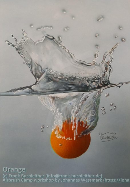 Orange, die in Wasser fällt und Spritzer erzeugt, mit einem klaren, hellen Hintergrund.