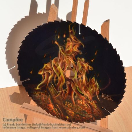 Eine kreisförmige Sägeblatt-Dekoration mit bunten Flammenmotiven.