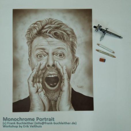 Monochromes Porträt eines schreienden Mannes, umgeben von Zeichenutensilien.