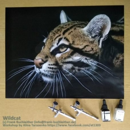Porträt eines Wildkatze mit feinem, detailliertem Fell und aufmerksamen Blick.