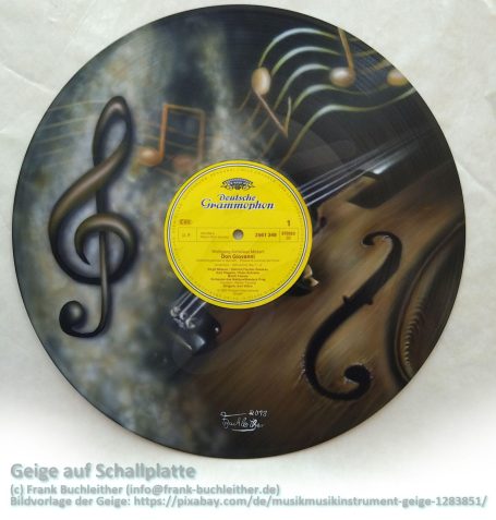 Schallplatte mit Musiknoten und einem Violinenmotiv.